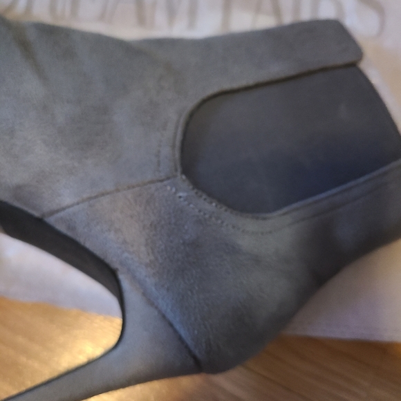 💕 2/$30 Dream Pairs Gray Heeled Booties - size 8 - Picture 3 of 6